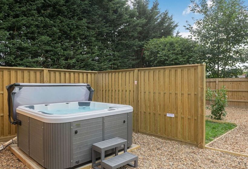 هتل City To Country Retreat Luxury Lodge With Hot Tub