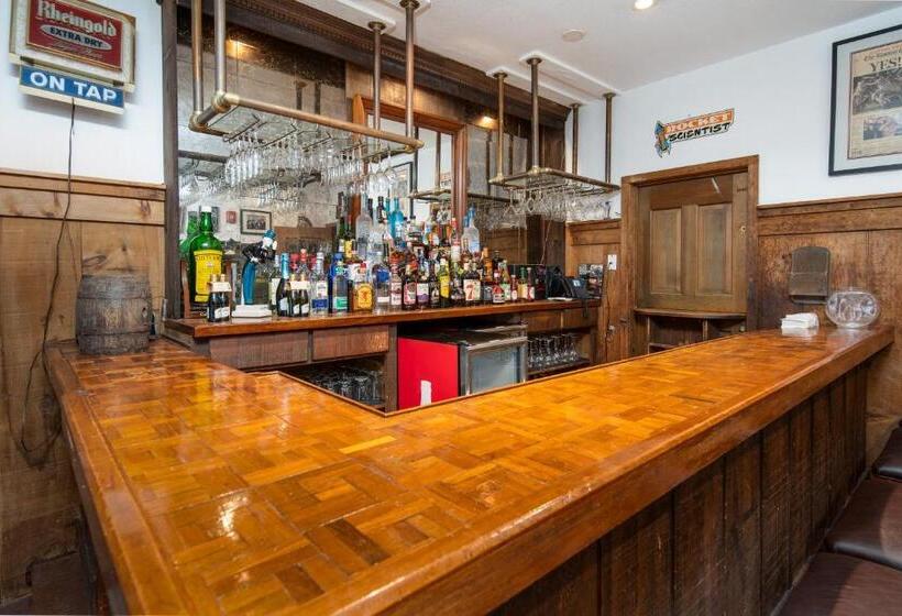 בית מלון כפרי Grey Bonnet Inn