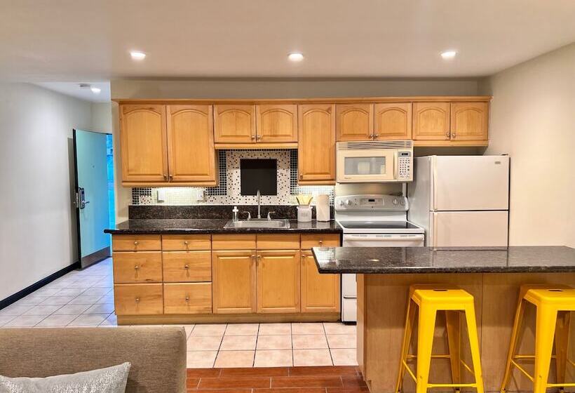 Hotel Palm Desert Suites