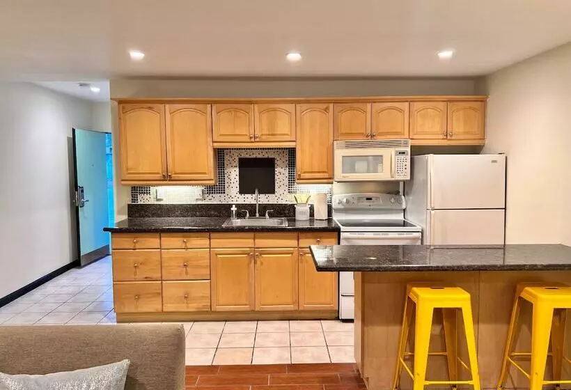 Hotelli Palm Desert Suites