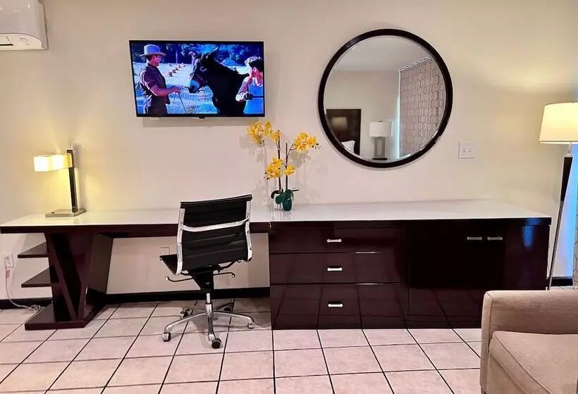 Hotelli Palm Desert Suites