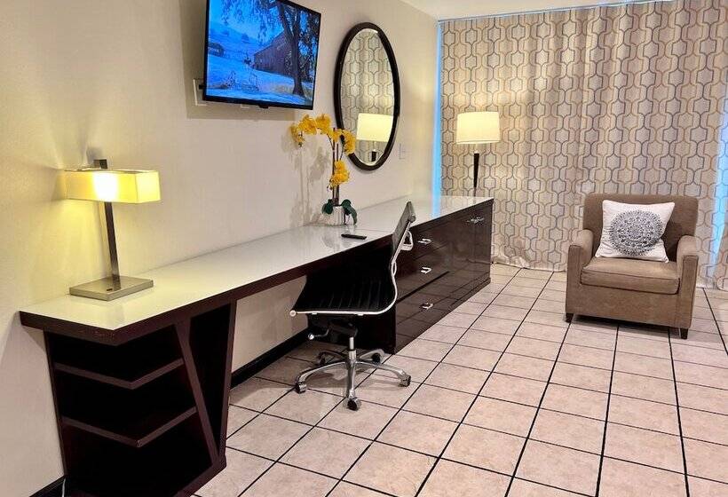 Hotel Palm Desert Suites