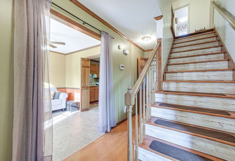 Lovely Fayetteville Home: Deck & Fireplace!