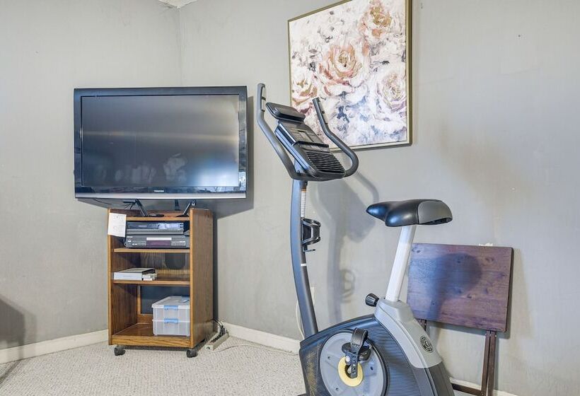 Lovely Fayetteville Home: Deck & Fireplace!