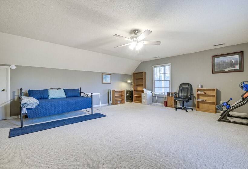 Lovely Fayetteville Home: Deck & Fireplace!