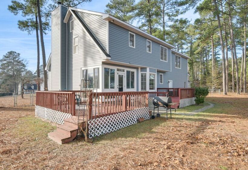 Lovely Fayetteville Home: Deck & Fireplace!