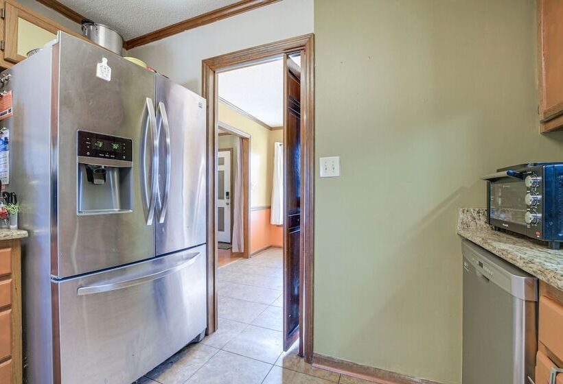 Lovely Fayetteville Home: Deck & Fireplace!