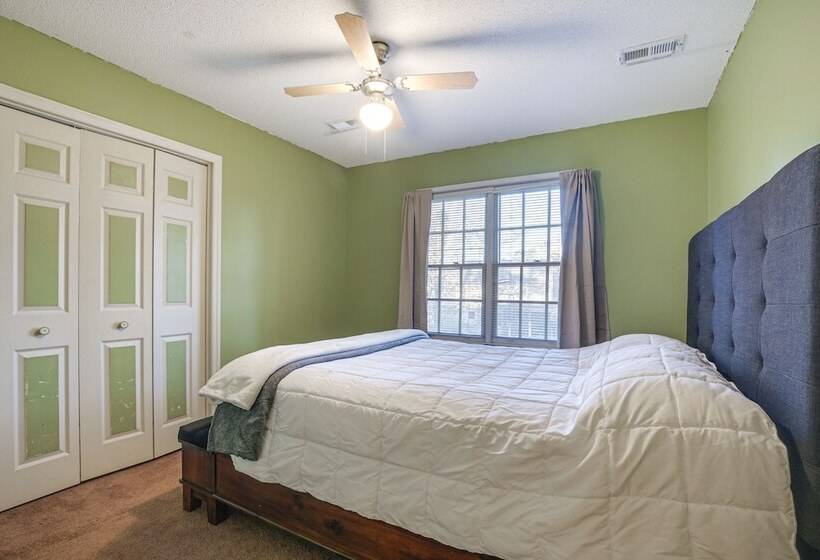 Lovely Fayetteville Home: Deck & Fireplace!