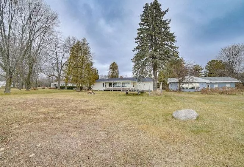 Menominee Waterfront Home W/ Private Beach Access!