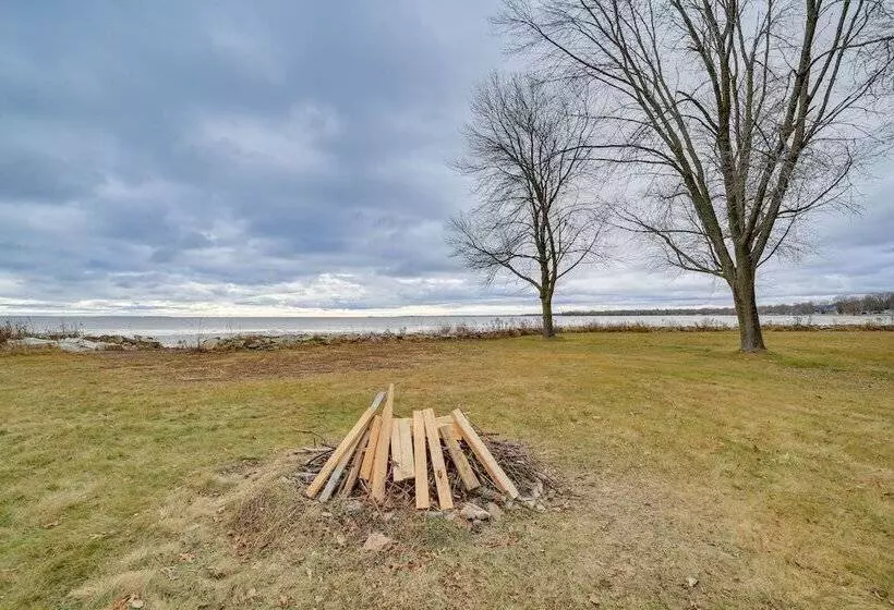 Menominee Waterfront Home W/ Private Beach Access!