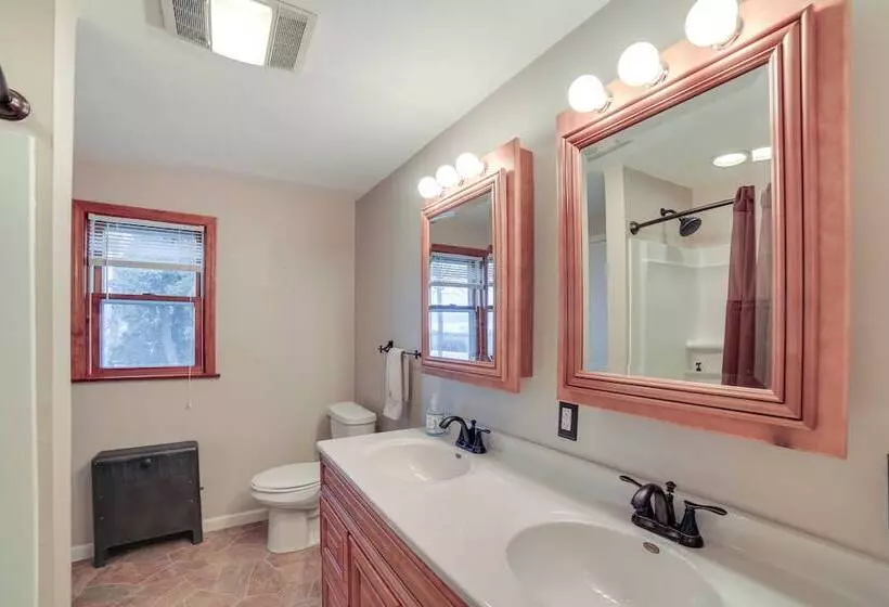 Menominee Waterfront Home W/ Private Beach Access!