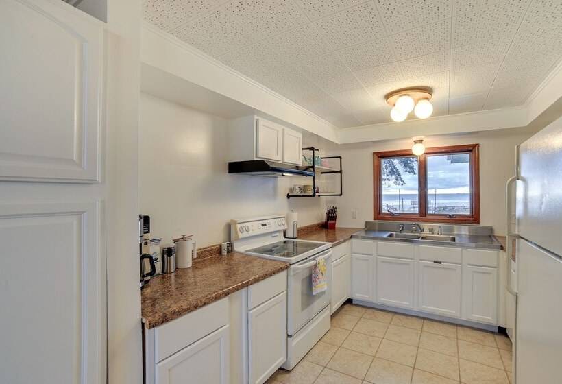 Menominee Waterfront Home W/ Private Beach Access!