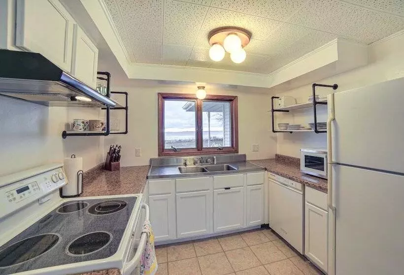 Menominee Waterfront Home W/ Private Beach Access!