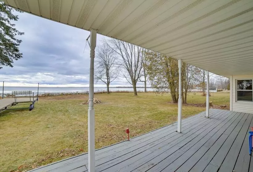 Menominee Waterfront Home W/ Private Beach Access!