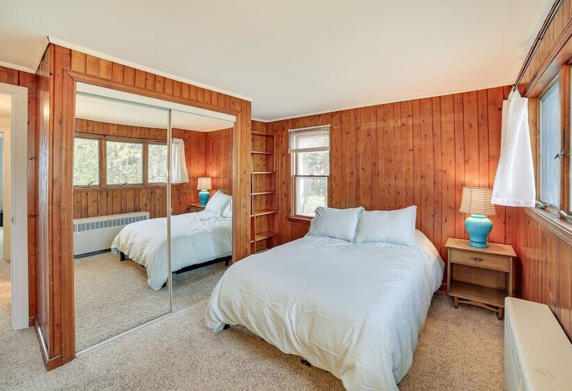 Menominee Waterfront Home W/ Private Beach Access!