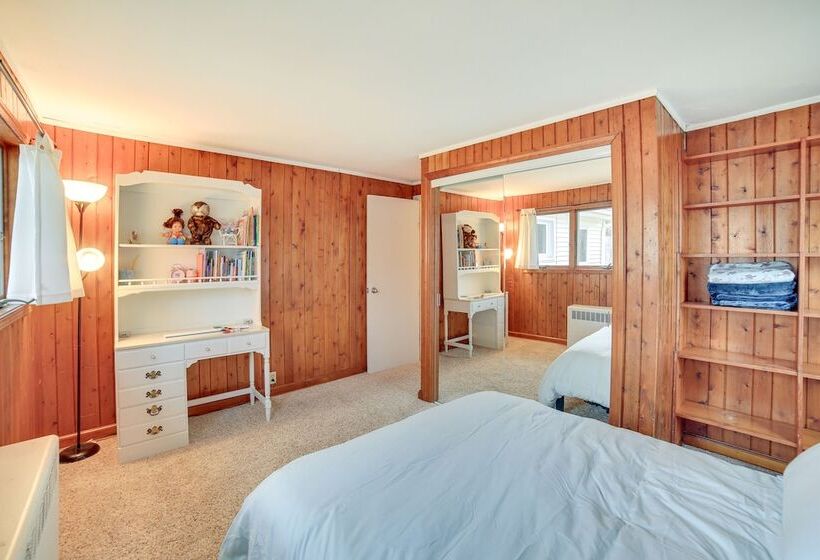 Menominee Waterfront Home W/ Private Beach Access!