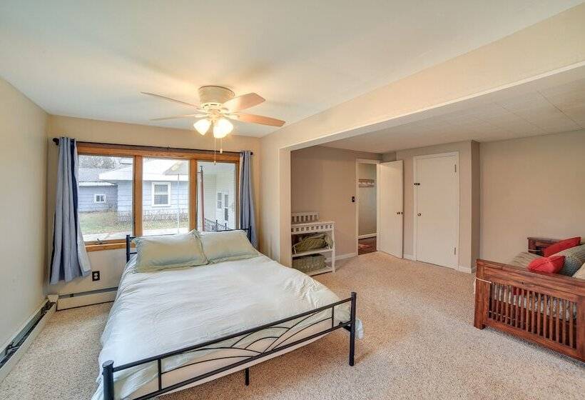 Menominee Waterfront Home W/ Private Beach Access!