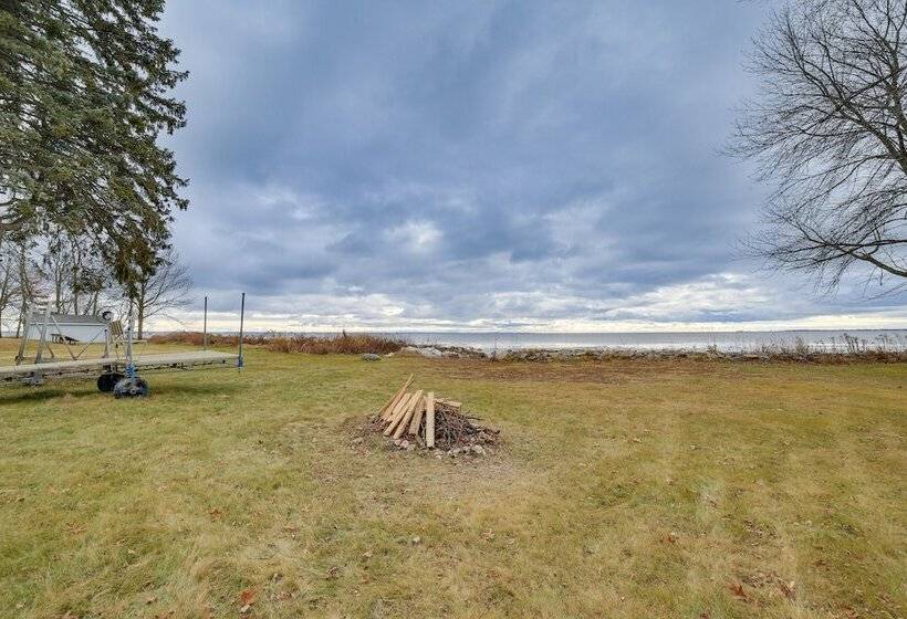 Menominee Waterfront Home W/ Private Beach Access!