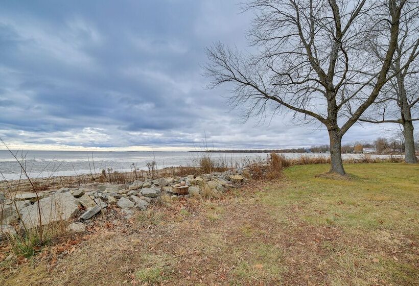 Menominee Waterfront Home W/ Private Beach Access!