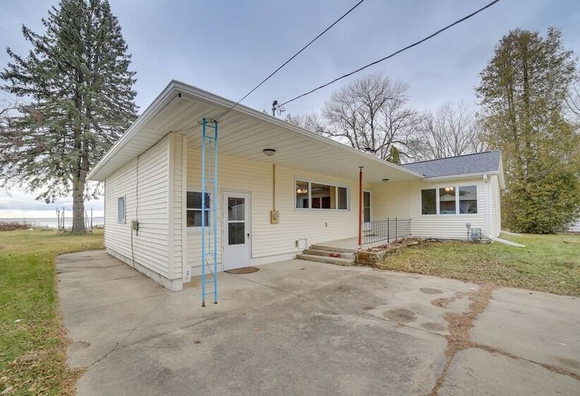 Menominee Waterfront Home W/ Private Beach Access!