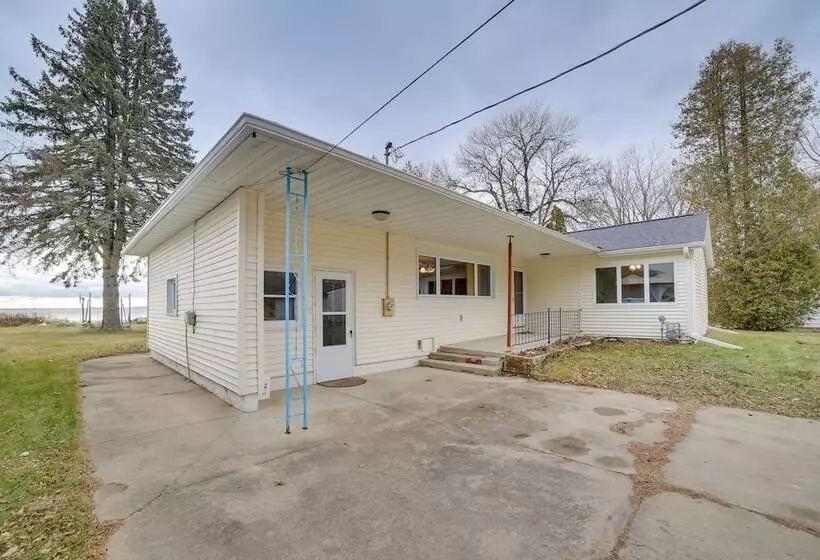 Menominee Waterfront Home W/ Private Beach Access!