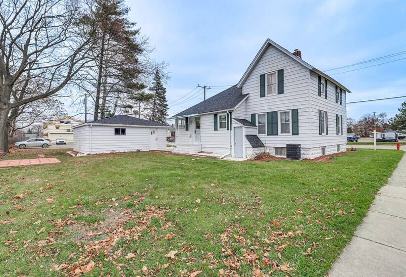 Michigan Retreat W/ Screened In Porch, Near Lakes!