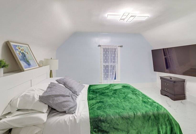 Michigan Retreat W/ Screened In Porch, Near Lakes!