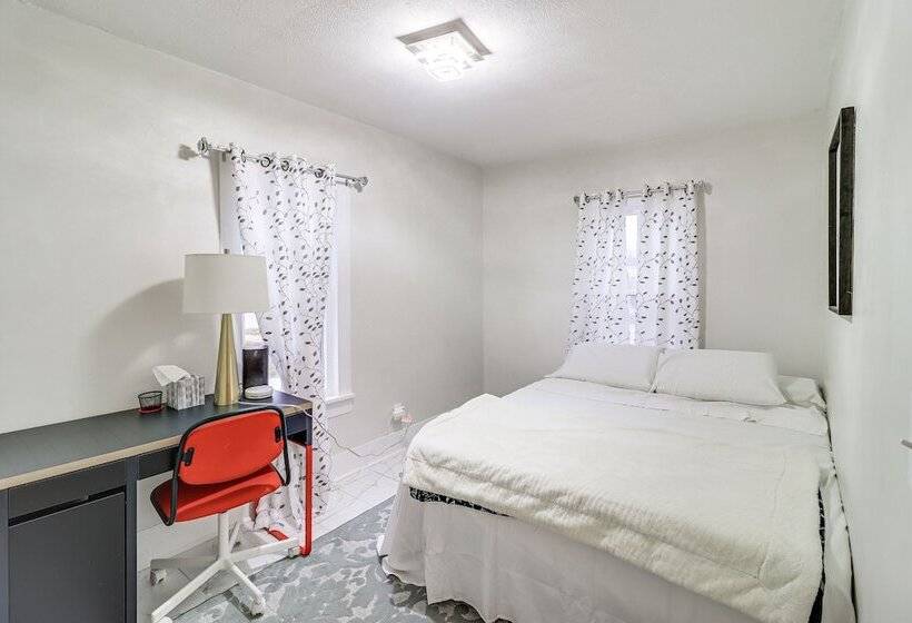 Michigan Retreat W/ Screened In Porch, Near Lakes!