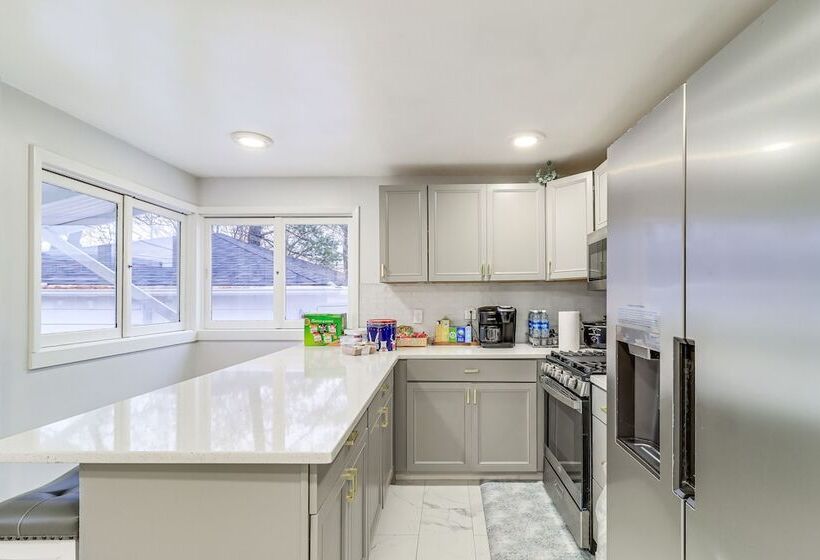 Michigan Retreat W/ Screened In Porch, Near Lakes!