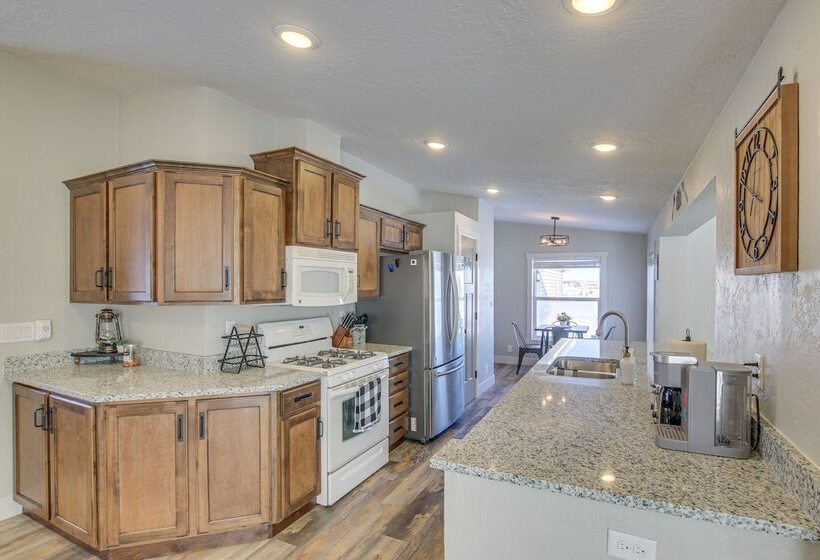 Modern Bloomington Home ~ 10 Mi To Bear Lake!