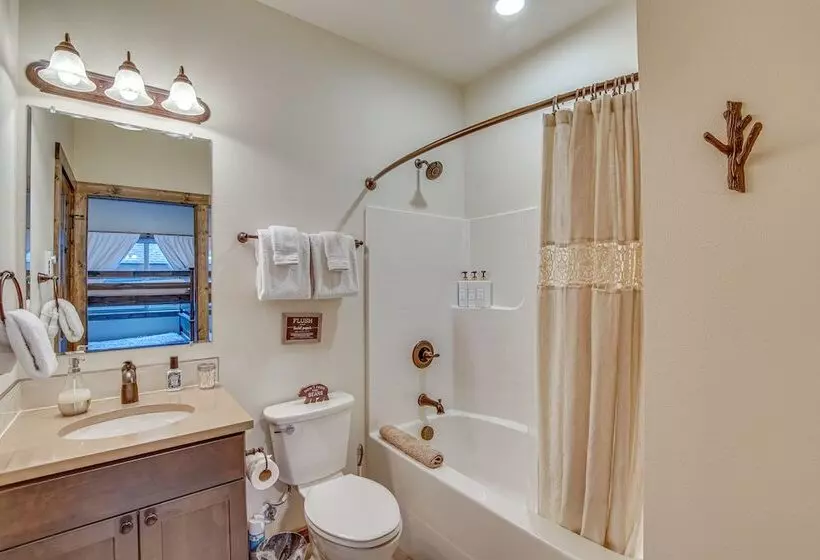 Modern Ronald Cabin Retreat W/ Community Amenities