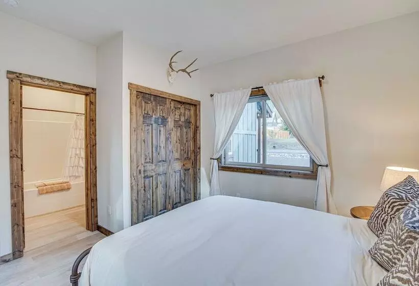 Modern Ronald Cabin Retreat W/ Community Amenities