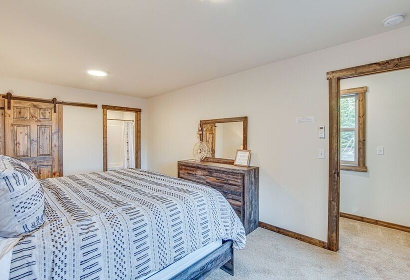 Modern Ronald Cabin Retreat W/ Community Amenities