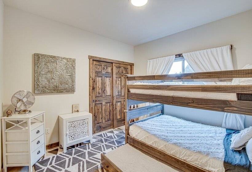 Modern Ronald Cabin Retreat W/ Community Amenities