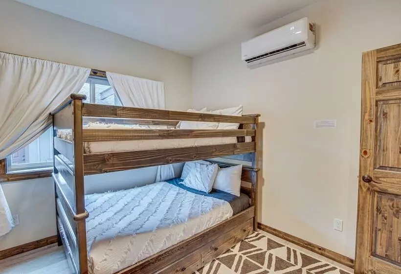 Modern Ronald Cabin Retreat W/ Community Amenities