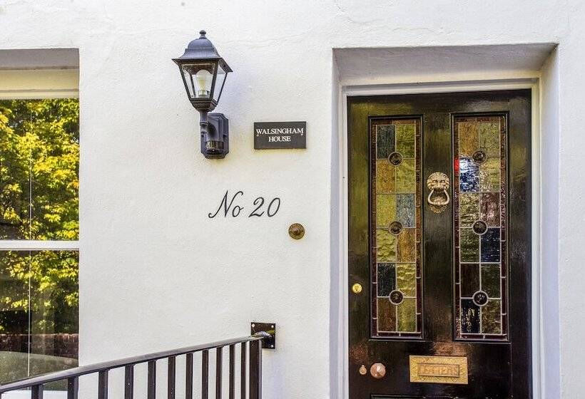 Peaceful Elevated Residential Area Walk To City