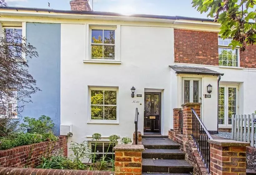 Peaceful Elevated Residential Area   Walk To City