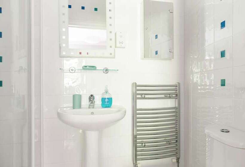 Peaceful Elevated Residential Area Walk To City