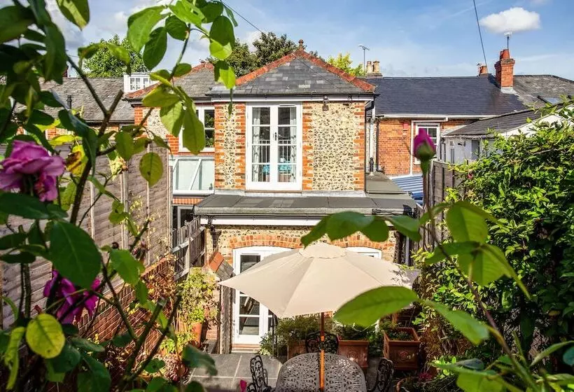 Peaceful Elevated Residential Area   Walk To City