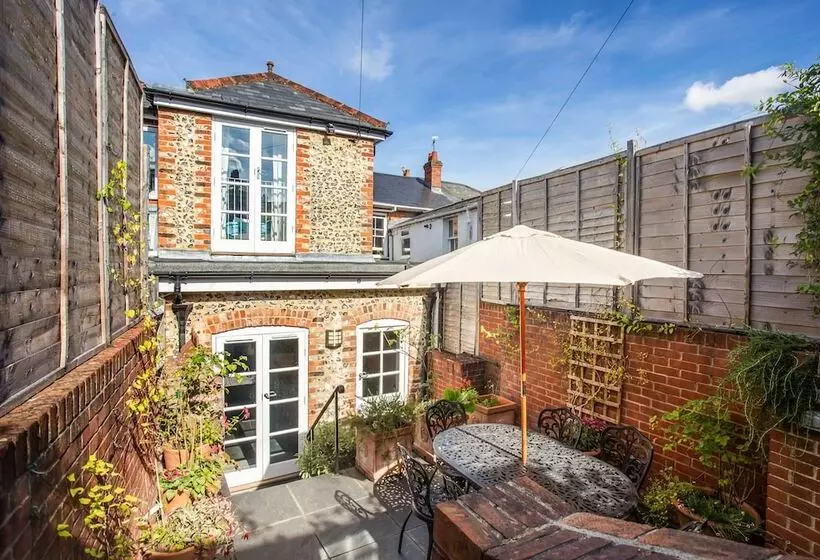 Peaceful Elevated Residential Area   Walk To City