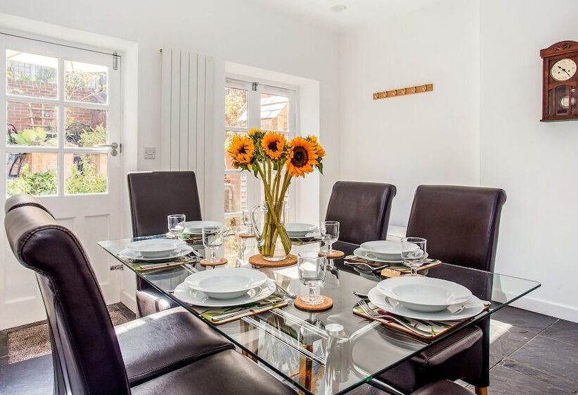 Peaceful Elevated Residential Area Walk To City