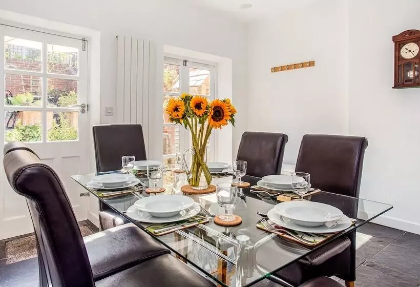 Peaceful Elevated Residential Area   Walk To City