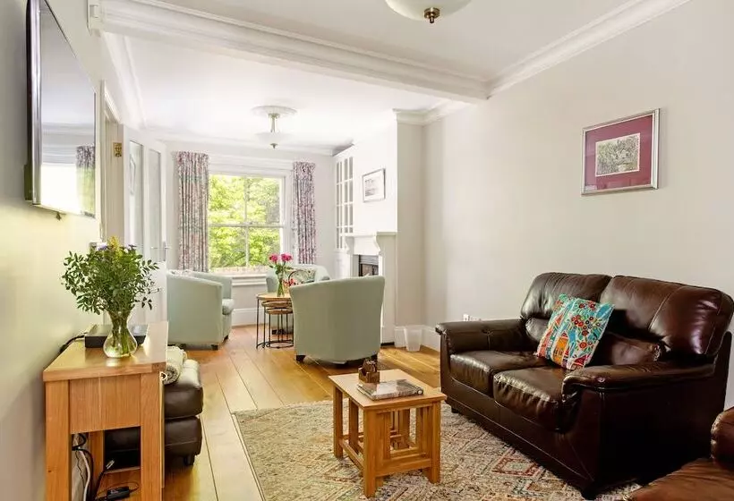 Peaceful Elevated Residential Area   Walk To City