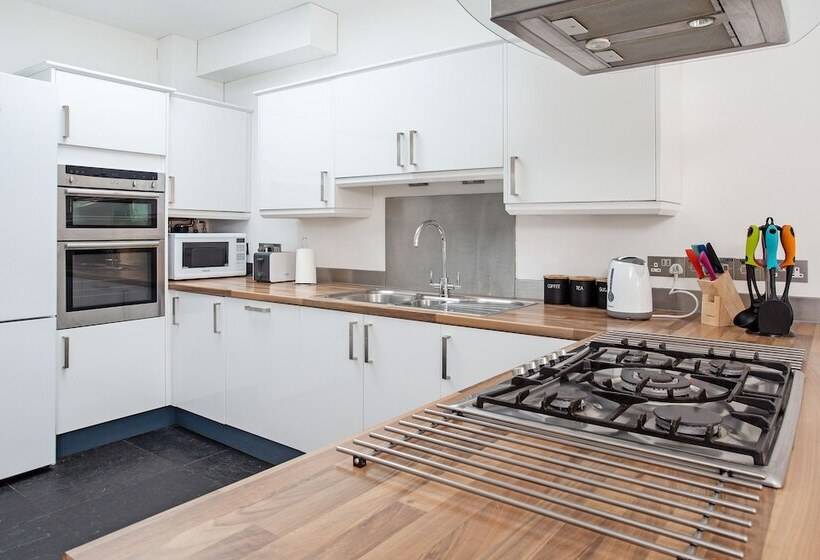 Peaceful Elevated Residential Area Walk To City