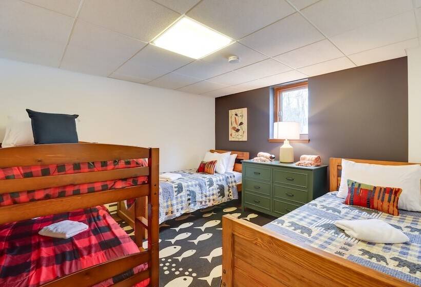 Pennsylvania Escape W/ Hot Tub, Deck, & Fire Pit!