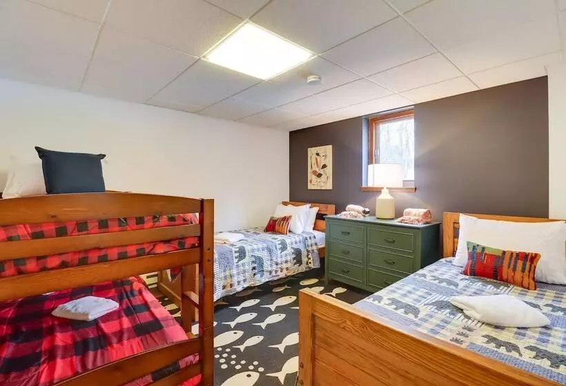 Pennsylvania Escape W/ Hot Tub, Deck, & Fire Pit!