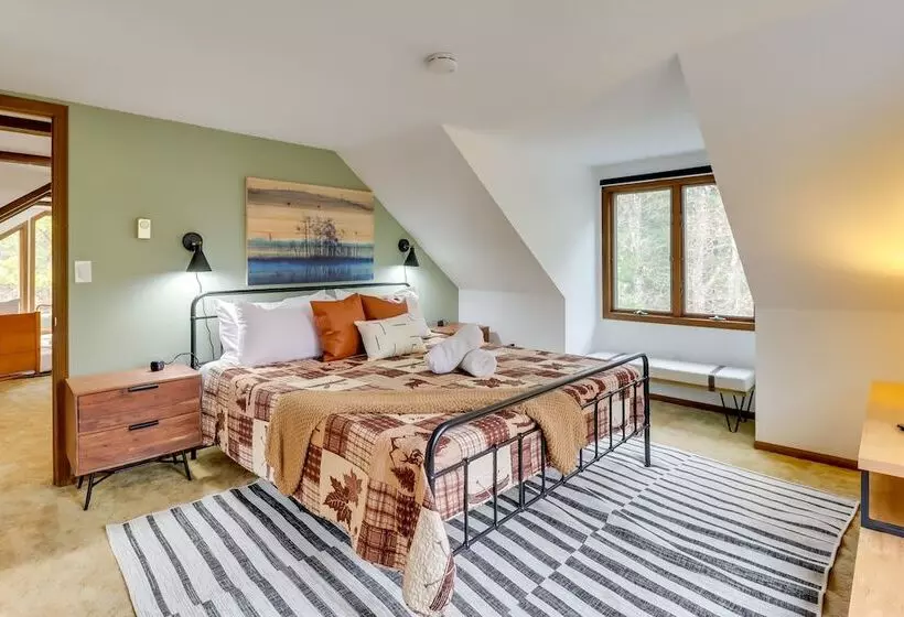 Pennsylvania Escape W/ Hot Tub, Deck, & Fire Pit!