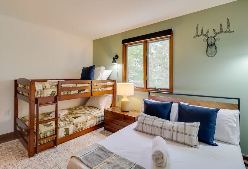 Pennsylvania Escape W/ Hot Tub, Deck, & Fire Pit!