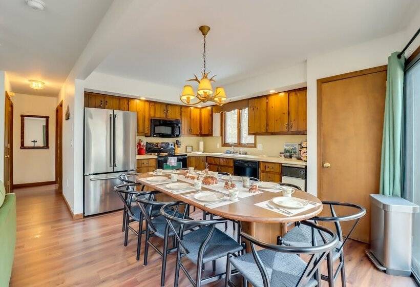 Pennsylvania Escape W/ Hot Tub, Deck, & Fire Pit!