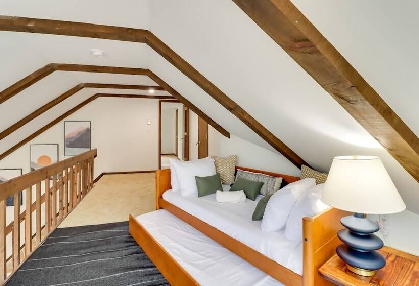 Pennsylvania Escape W/ Hot Tub, Deck, & Fire Pit!